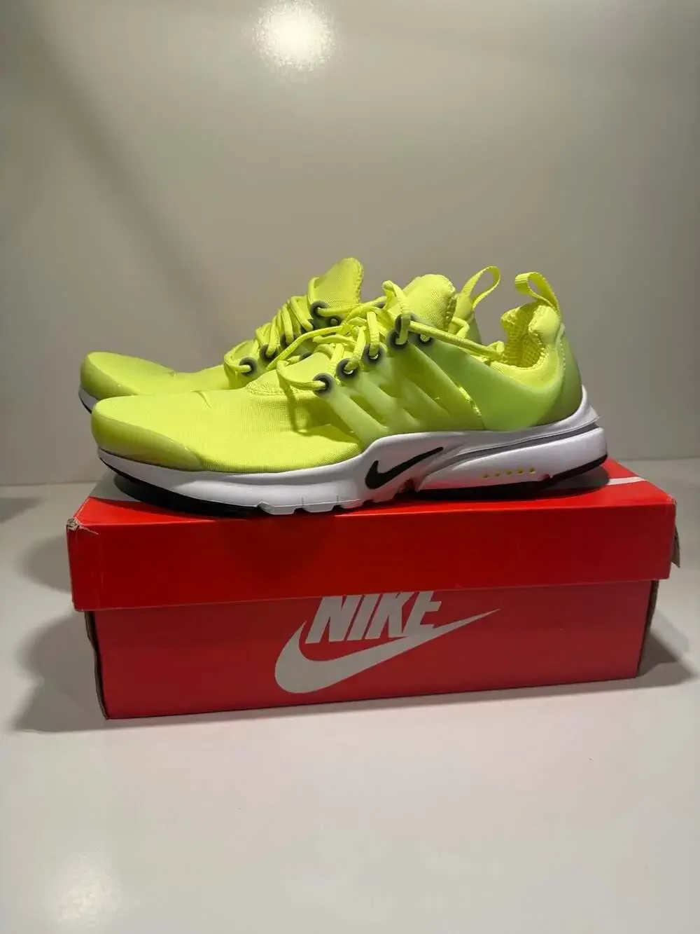 Nike Air Presto Size 5.5 Volt Black White
